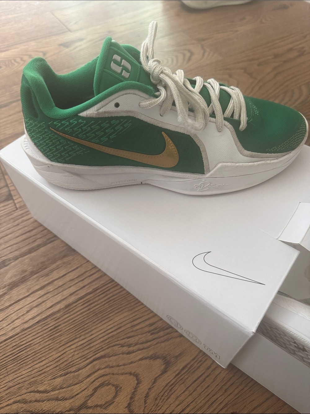 Nike Men’s Green and White Sneakers with Gold Swoosh